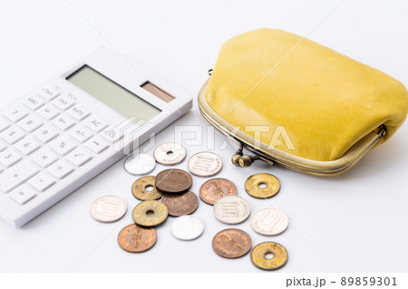 がま口財布と電卓とお金 89859301