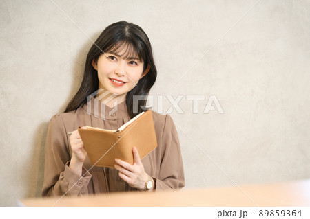 手帳を持つ女性 手帳を持つ女性 89859364