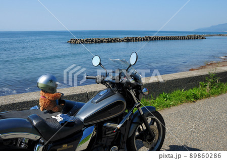 海辺のパーキングで熊の縫いぐるみを乗せサイドカーの記念撮影 89860286