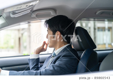 ミドル男性　車　運転　ビジネス 89860543