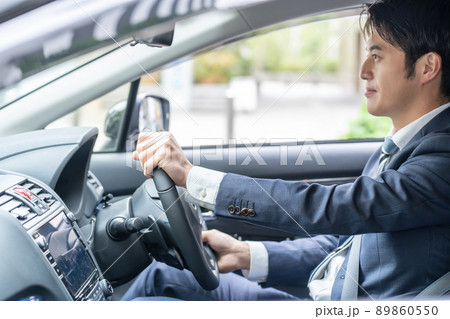 ミドル男性　車　運転　ビジネス 89860550