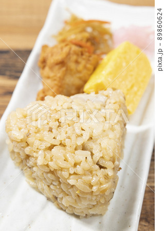かしわ飯のおにぎり かしわ飯のおにぎり 89860624