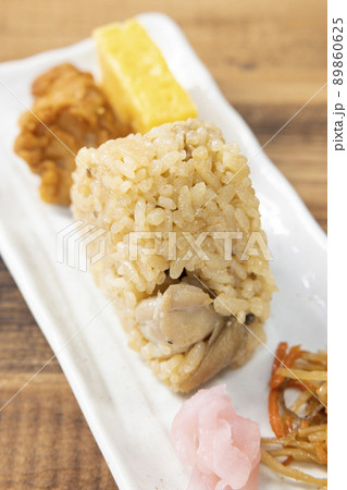 鳥肉ご飯のお握り 鳥肉ご飯のお握り 89860625