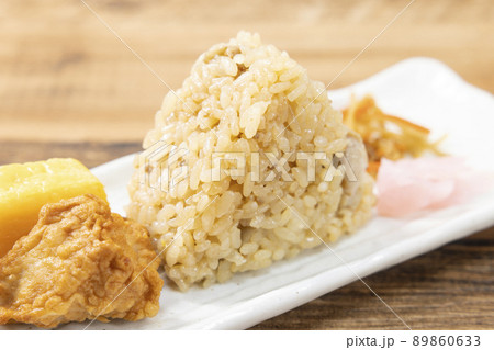 かしわ飯のおにぎり 89860633