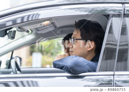 ビジネス　車　運転　ミドル男性　2人 89860755