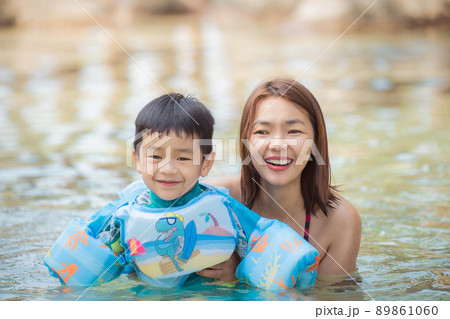 Little boy with mom relaxing in a swiming pool 89861060