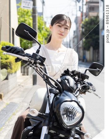 バイクに乗るかわいい女性 バイクに乗るかわいい女性 89861318