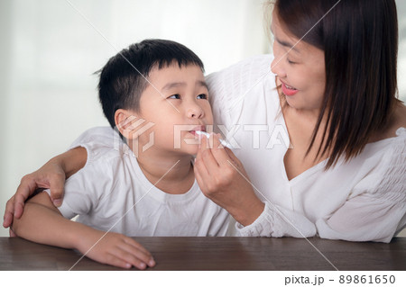 Mother test covid19 for her son with saliva ATK at they home 89861650