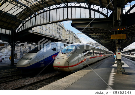 パリ東駅のプラットフォームに停車するTGVとICE 89862143