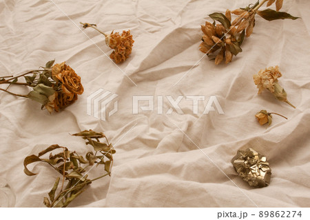 リネンとドライフラワーとテクスチャのある布の背景	 89862274