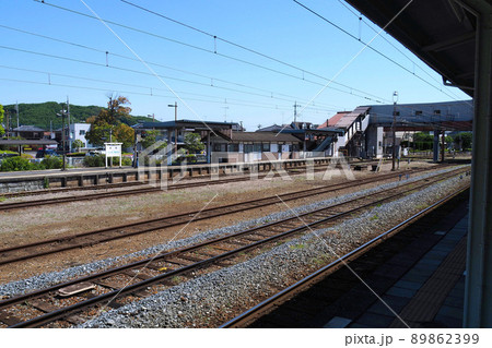 寄居駅(秩父鉄道・東武鉄道・JR東日本) 、ホームから見た線路と青空【埼玉県寄居町】 89862399