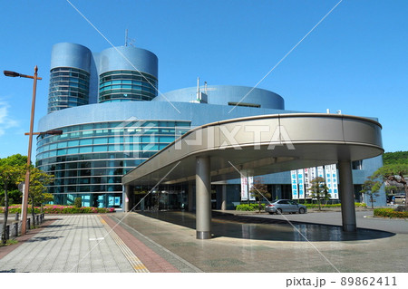 寄居町役場、建物遠景と真っ青な空【埼玉県寄居町】 89862411