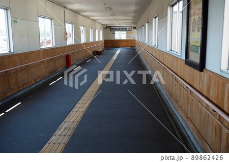 寄居駅(秩父鉄道・東武鉄道・JR東日本) 、長い木の壁の渡り通路【埼玉県寄居町】 89862426