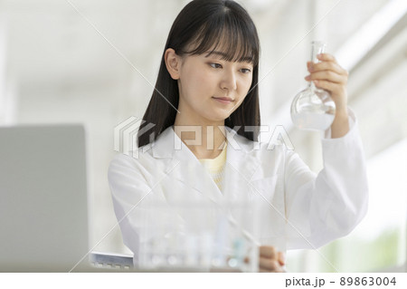 実験をする白衣姿の女性 89863004