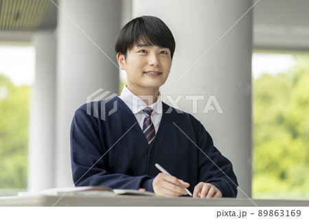 勉強する男子高校生 勉強する男子高校生 89863169
