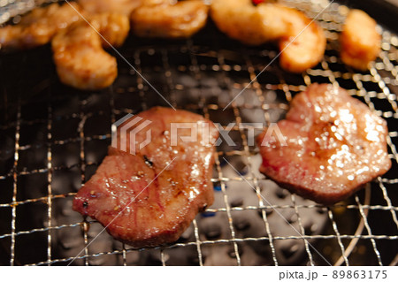 新鮮なおいしそうな肉を焼く焼き肉と網 いっぱいの焼肉 暑い夏イメージ 食べ物テクスチャ素材 新鮮なおいしそうな肉を焼く焼き肉と網 いっぱいの焼肉 暑い夏イメージ 食べ物テクスチャ素材 89863175
