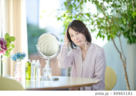 髪の毛を気にするミドル女性 髪の毛を気にするミドル女性 89863181
