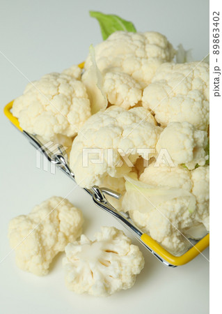 Slices of fresh juicy cauliflower in basket on white background 89863402