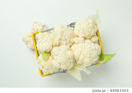 Slices of fresh juicy cauliflower in basket on white background 89863403