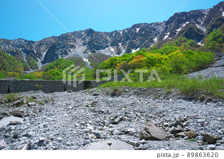【日本百名山】行者谷から見た新緑と残雪の初夏の大山北壁5　鳥取県西伯郡大山町 89863620
