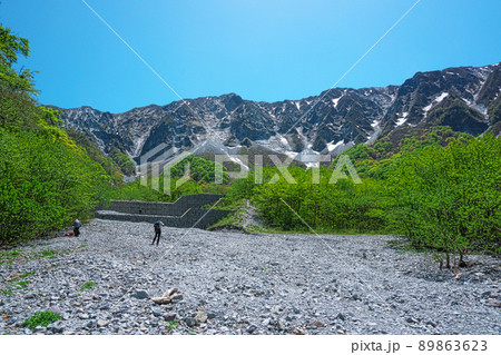 【日本百名山】行者谷から見た新緑と残雪の初夏の大山北壁8　鳥取県西伯郡大山町 89863623