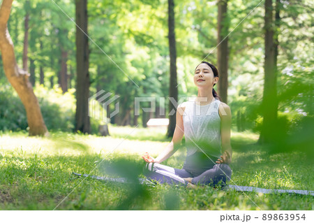 森の中でヨガをする女性　森林ヨガ 89863954