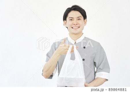 男性 飲食店スタッフ テイクアウト 白背景 男性 飲食店スタッフ テイクアウト 白背景 89864881