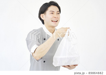 男性　飲食店スタッフ　テイクアウト　白背景 89864882