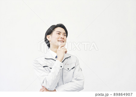 男性 作業員 想像する 白背景 男性 作業員 想像する 白背景 89864907