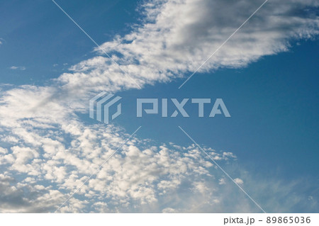 風景、写真　青い空と白い雲　姿を変える高積雲 89865036