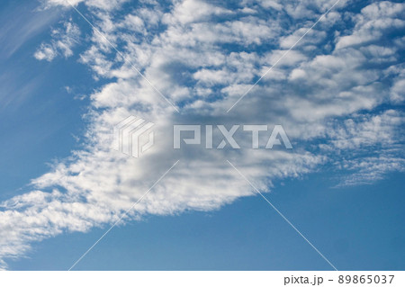 風景、写真　青い空と白い雲　姿を変える高積雲 89865037