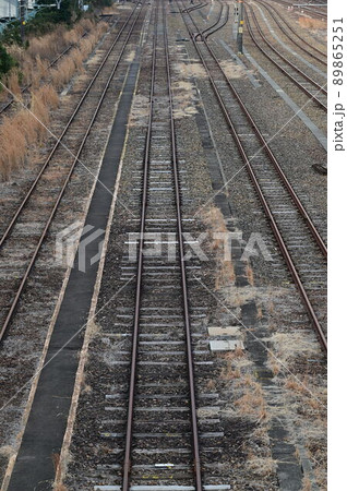 真っ直ぐに伸びる線路 89865251