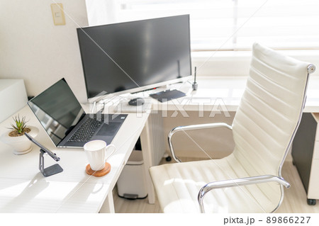 仕事部屋　フリーランス　開業　個人事業主　明るい　ホームオフィス　SOHO 89866227