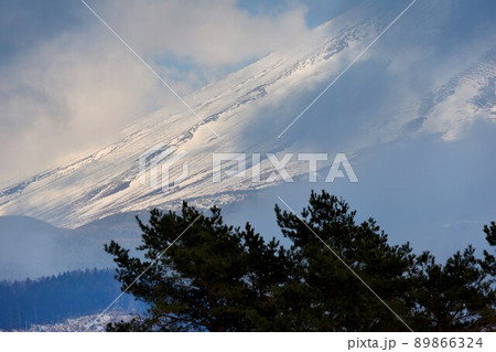 雲の切れ間から現れた富士山 89866324
