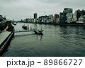 隅田川を通っていく船 89866727