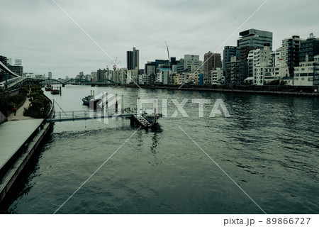 隅田川を通っていく船 隅田川を通っていく船 89866727