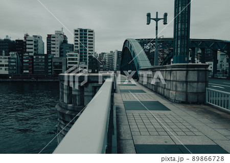 隅田川を渡る人々 89866728