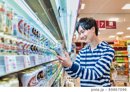 スーパーでビールを買う若い男性 89867096