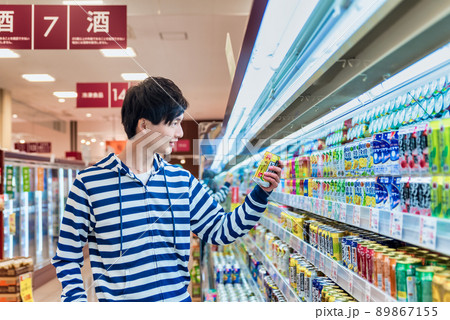 スーパーで発泡酒を買う若い男性 89867155