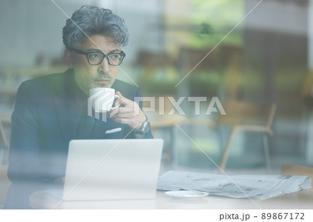 ビジネス　男性 89867172