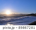 大磯こゆるぎの浜から富士山の見える夕景 89867281