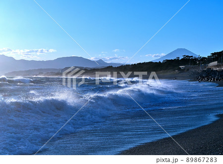 荒波の押し寄せる大磯こゆるぎの浜から富士山を望む風景 荒波の押し寄せる大磯こゆるぎの浜から富士山を望む風景 89867283