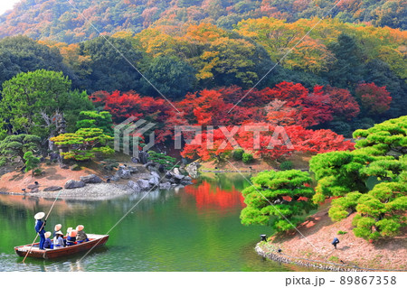 【香川県】栗林公園の紅葉と和船（楓岸と楓嶼） 89867358