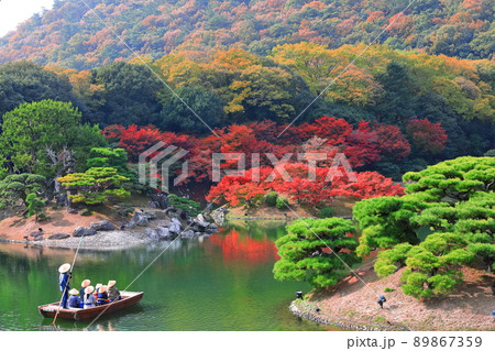 【香川県】栗林公園の紅葉と和船(楓岸と楓嶼) 【香川県】栗林公園の紅葉と和船(楓岸と楓嶼) 89867359