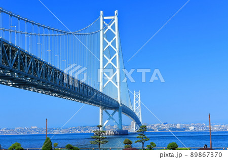 【兵庫県】快晴下の明石海峡大橋 89867370