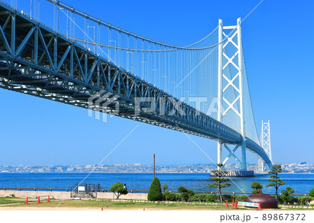 【兵庫県】快晴下の明石海峡大橋 【兵庫県】快晴下の明石海峡大橋 89867372