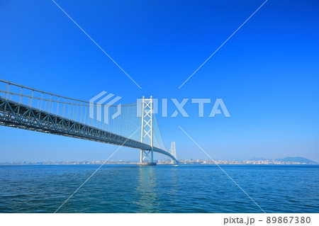 【兵庫県】快晴下の明石海峡大橋 89867380