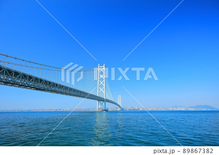 【兵庫県】快晴下の明石海峡大橋 89867382