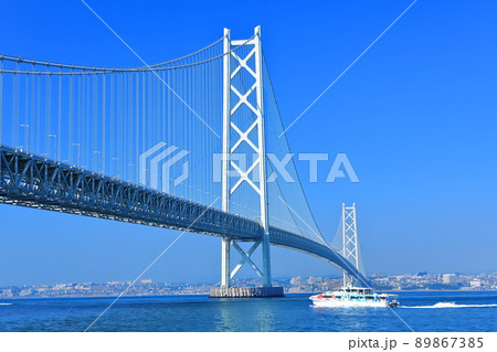 【兵庫県】快晴下の明石海峡大橋 89867385