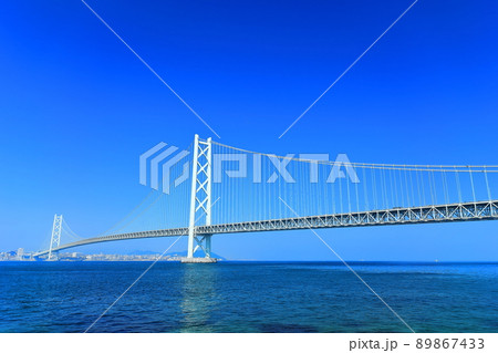 【兵庫県】快晴下の明石海峡大橋 89867433